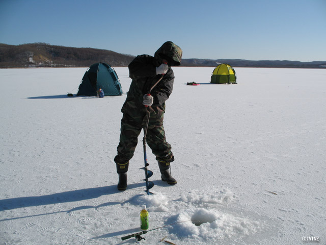 雪景色 北海道 道東 達古武沼 ワカサギ釣り アイスドリルで湖面に穴を明ける